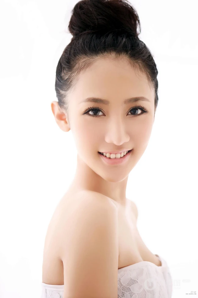 田子琳演绎黑与白的纯美经典写真