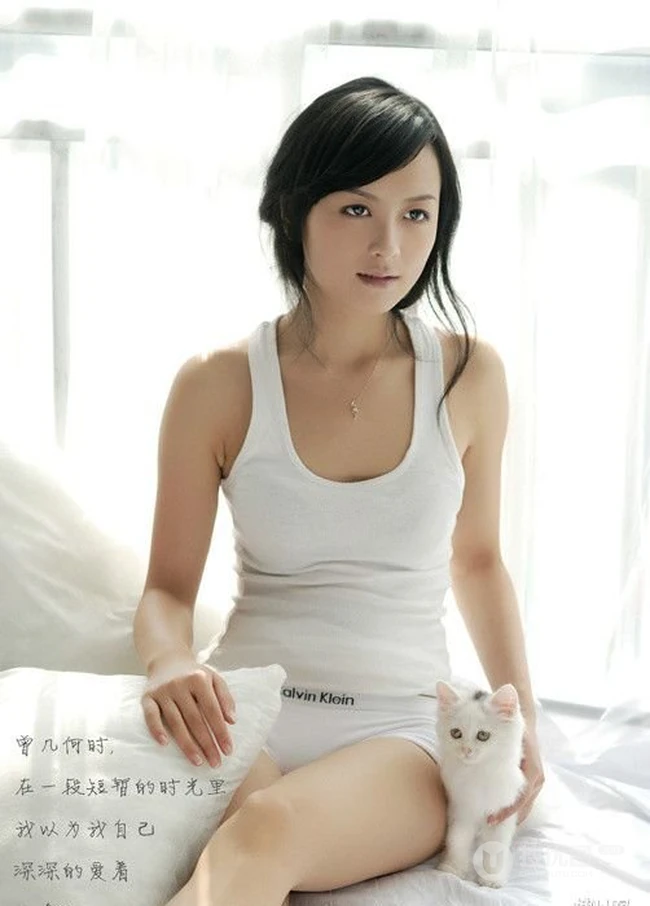 爱的独白日记-穿背心的短发女生少女清新室内照