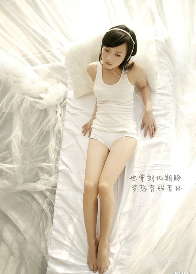 爱的独白日记-穿背心的短发女生少女清新室内照