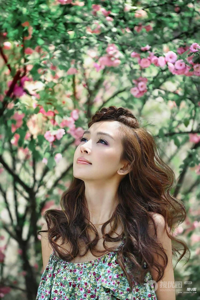 清纯女生的天使之舞图片