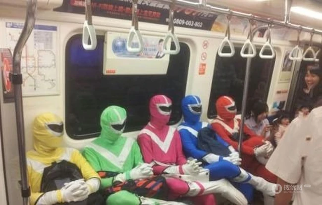 地铁惊现凹凸曼
