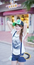 肩带牛仔裤可爱女生清新街拍照片