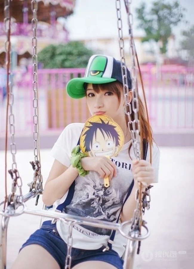 肩带牛仔裤可爱女生清新街拍照片