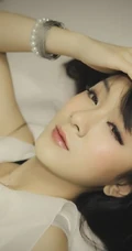 灰色调_床单下的女孩