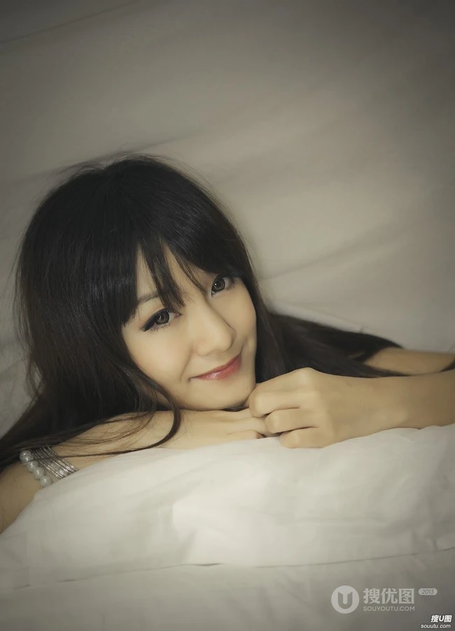 灰色调_床单下的女孩
