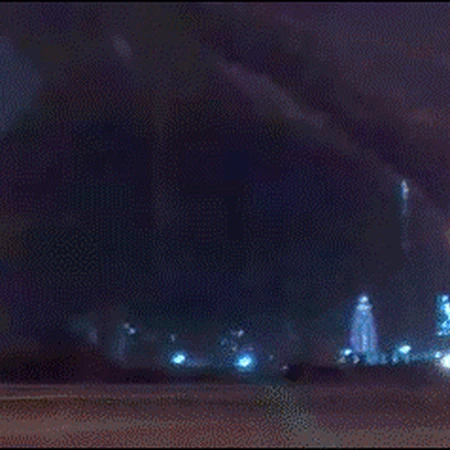 闪电击中大厦避雷针瞬间