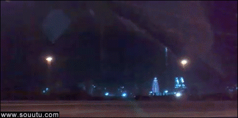 闪电击中大厦避雷针瞬间