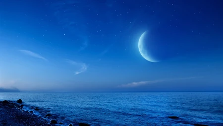 海边寂静夜空背景图片