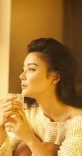 袁姗姗图片_动人白衣黄底写真（17p）