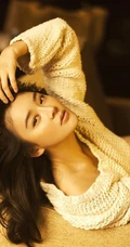袁姗姗图片_动人白衣黄底写真（17p）