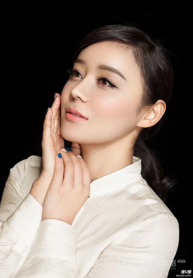 袁姗姗图片_动人白衣黄底写真（17p）