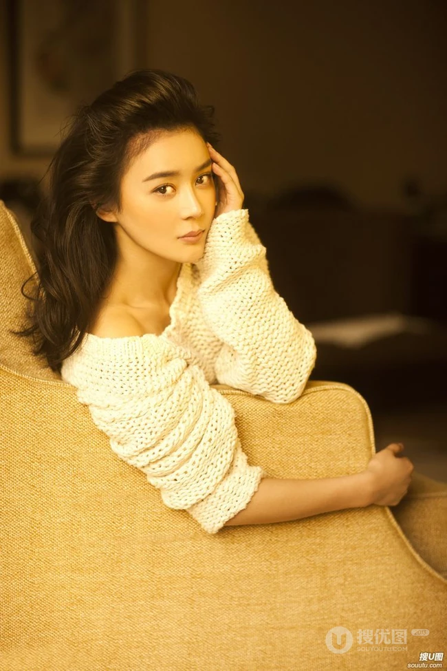 袁姗姗图片_动人白衣黄底写真（17p）