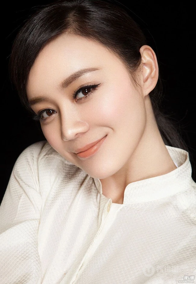 袁姗姗图片_动人白衣黄底写真（17p）