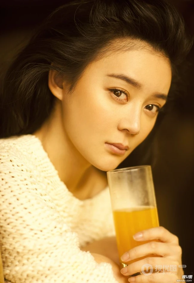 袁姗姗图片_动人白衣黄底写真（17p）