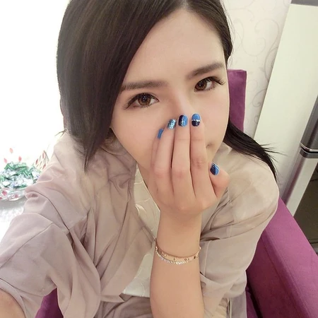浓眉可爱非主流女生爱自拍