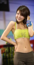 韩国女生车模方恩英图片