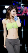 韩国女生车模方恩英图片