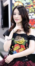 清爽风格时尚女生露肩衣