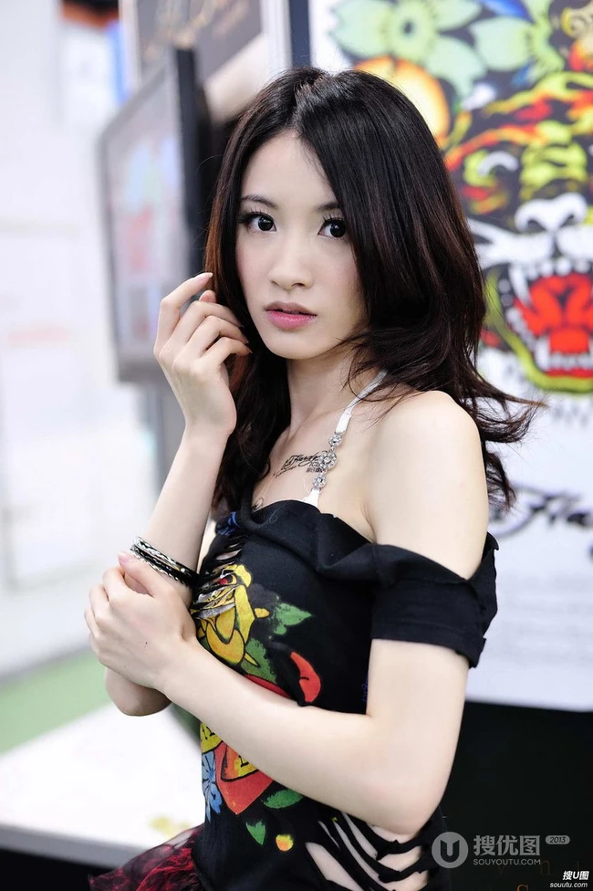 清爽风格时尚女生露肩衣