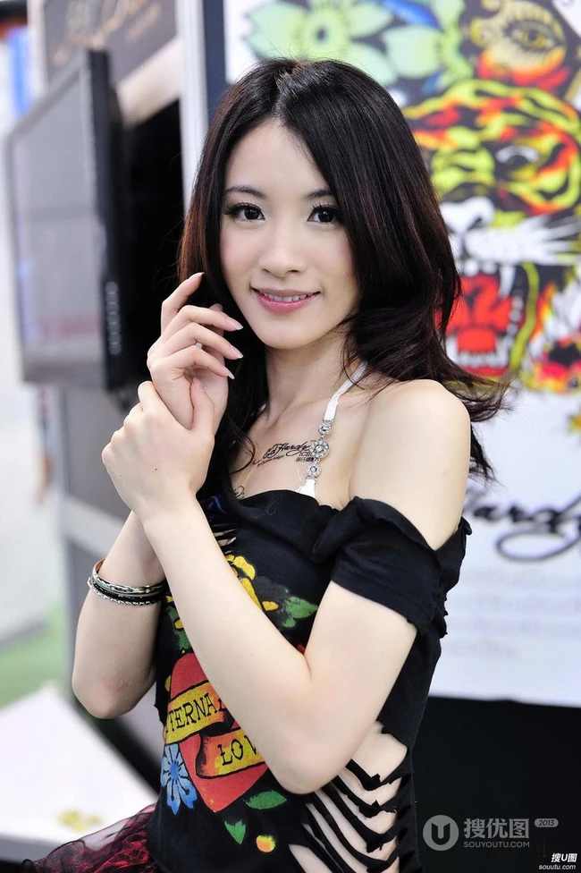 清爽风格时尚女生露肩衣