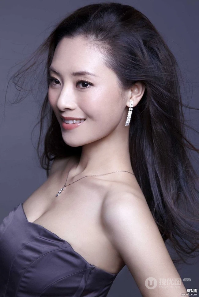 汤晓菲低领连衣裙写真