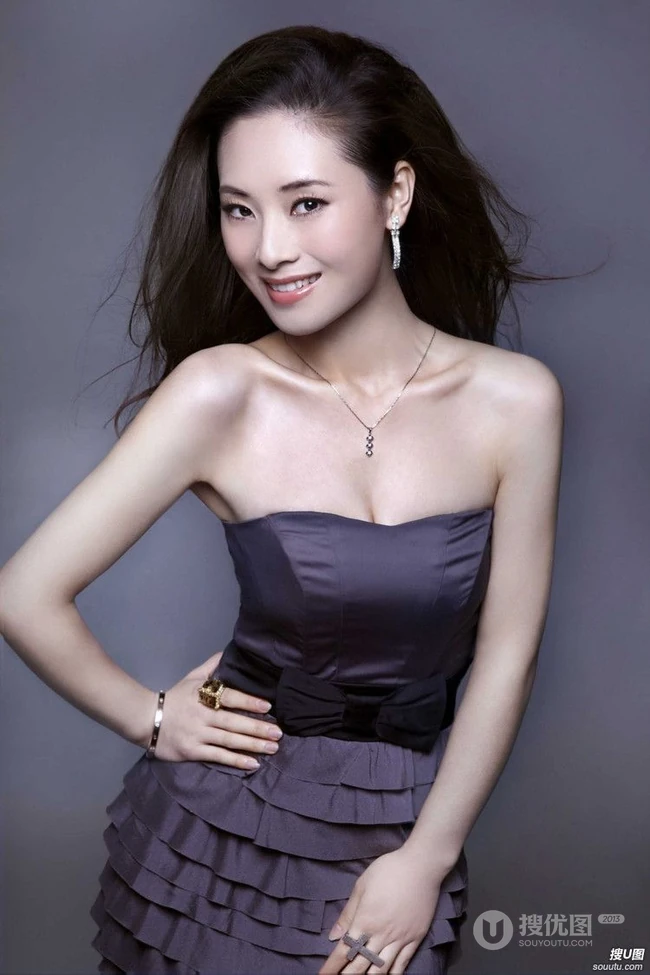 汤晓菲低领连衣裙写真