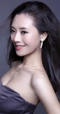汤晓菲低领连衣裙写真