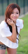 牛仔短裤女生的气质纤细线条