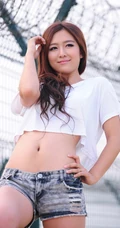 牛仔短裤女生的气质纤细线条