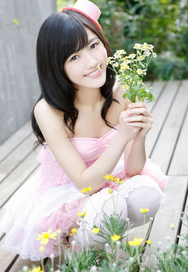 渡边麻友_清新小公主粉裙写真