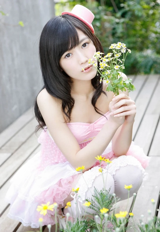 渡边麻友_清新小公主粉裙写真