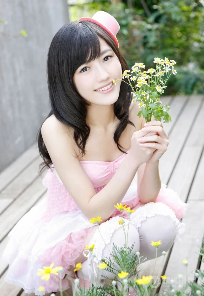 渡边麻友_清新小公主粉裙写真