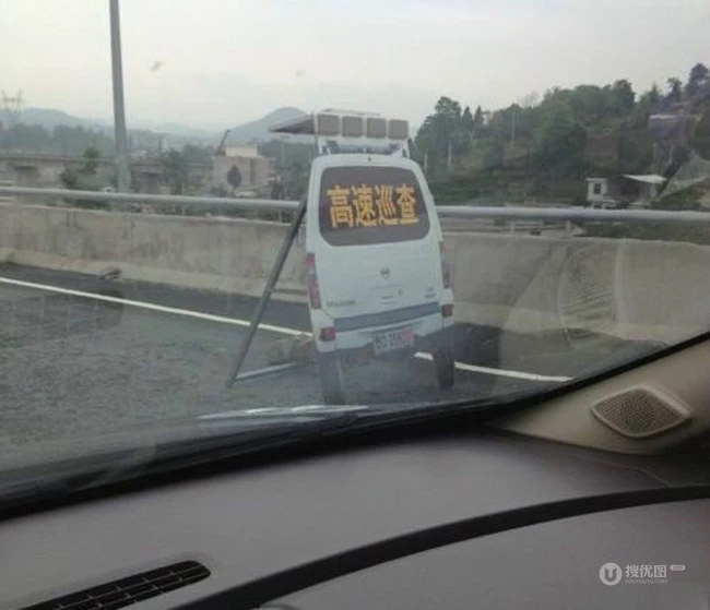 现在的交警也太调皮了