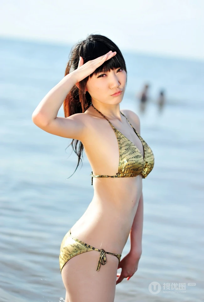 美模孟瞳迪夏日装气质图片（15p）