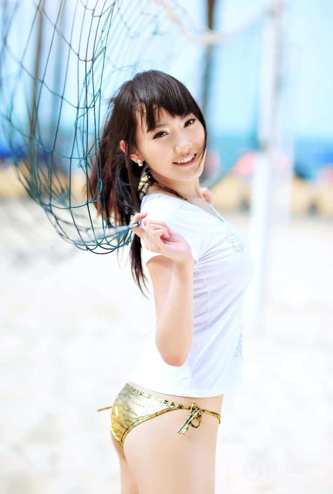 美模孟瞳迪夏日装气质图片（15p）