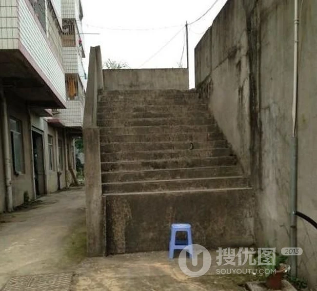 这楼梯好像哪里不对劲