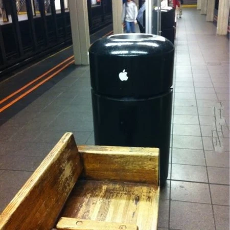 在国外连垃圾桶都是IPHONE的