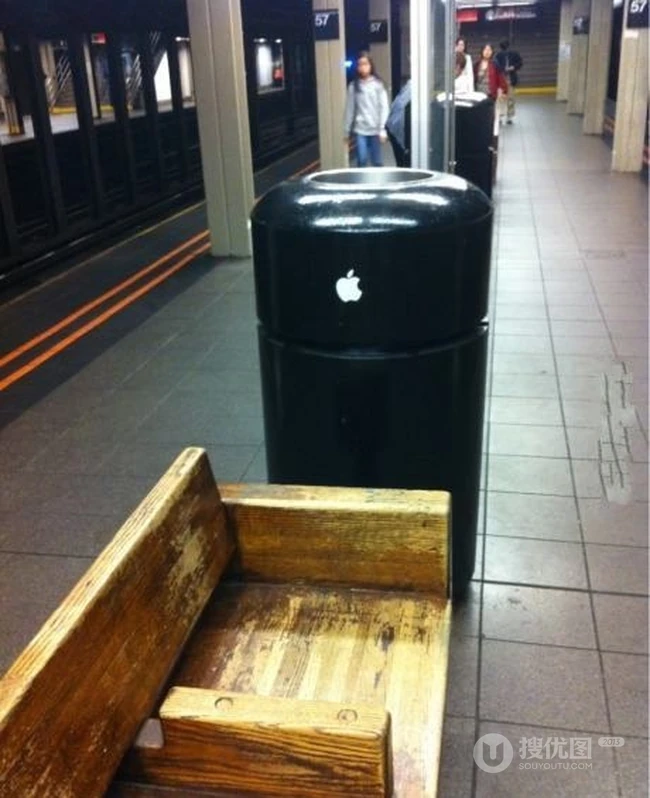 在国外连垃圾桶都是IPHONE的