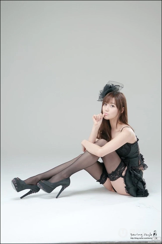 韩国女生车模崔瑟琪肚兜牛仔写真图片