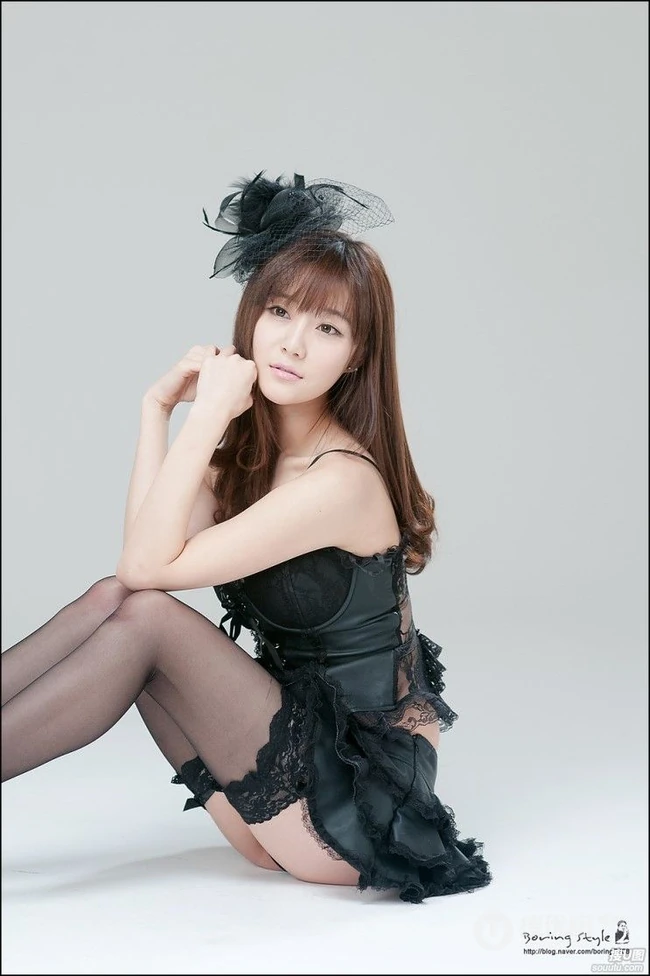 韩国女生车模崔瑟琪肚兜牛仔写真图片
