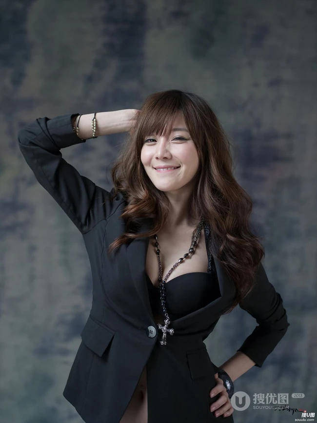 "最可爱的童颜"的韩国女生车模崔瑟琪
