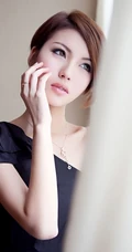 短发女生图片-喜欢连衣裙的短发女生