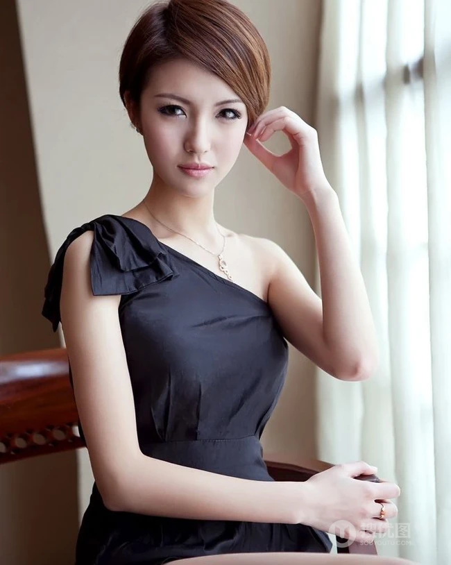 短发女生图片-喜欢连衣裙的短发女生