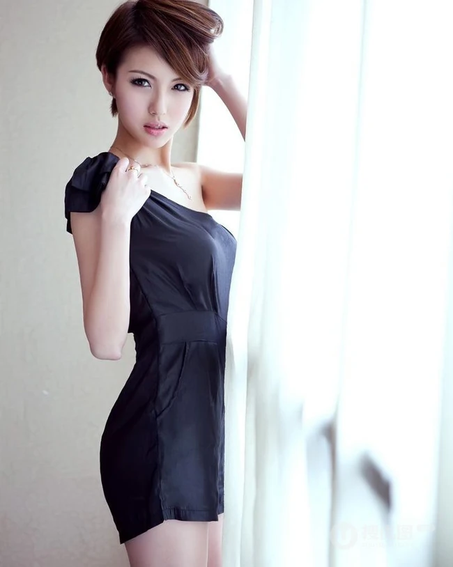 短发女生图片-喜欢连衣裙的短发女生
