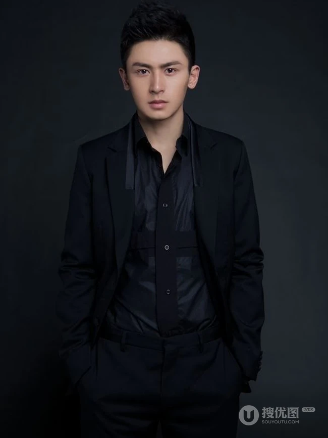 阳光型男帅哥张哲瀚绅士写真图片
