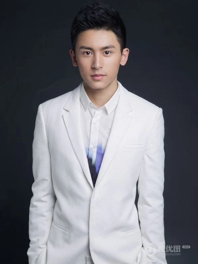 阳光型男帅哥张哲瀚绅士写真图片