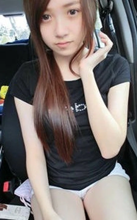90后长发线条感妹子气质可爱自拍照