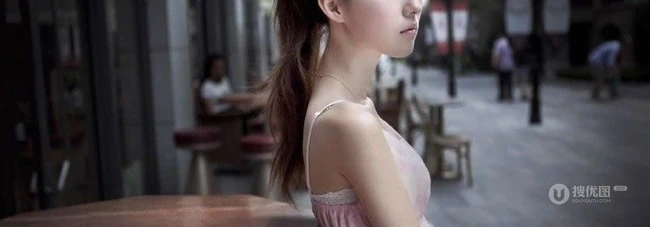 长街古巷_碎花长裙清新妹子街拍艺术写真
