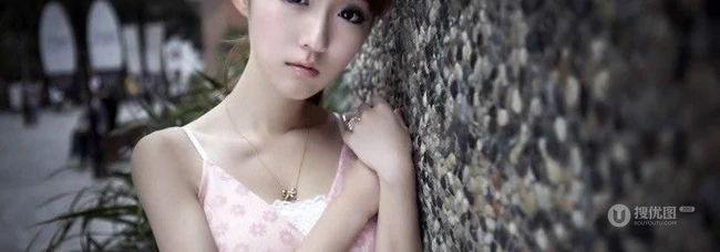 长街古巷_碎花长裙清新妹子街拍艺术写真