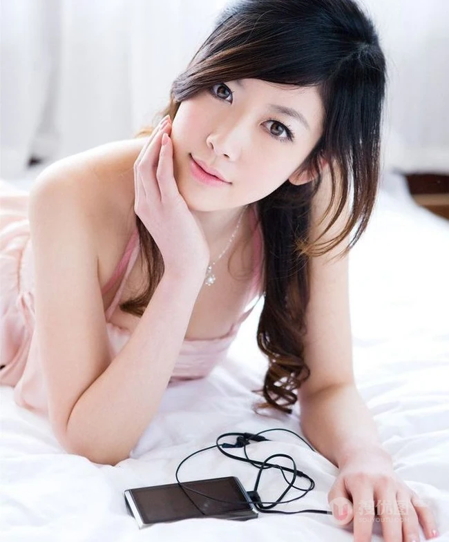 随身而"乐" 美模居家室内照,展高挑匀称身形